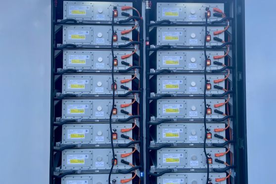 Voorbeeld afbeelding van een batterij-systeem bij een zonnepark
